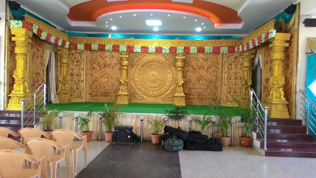 Hall_with_decoration2
